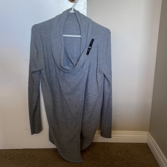 Cute top with metal button to style closed - Picture 2 of 2